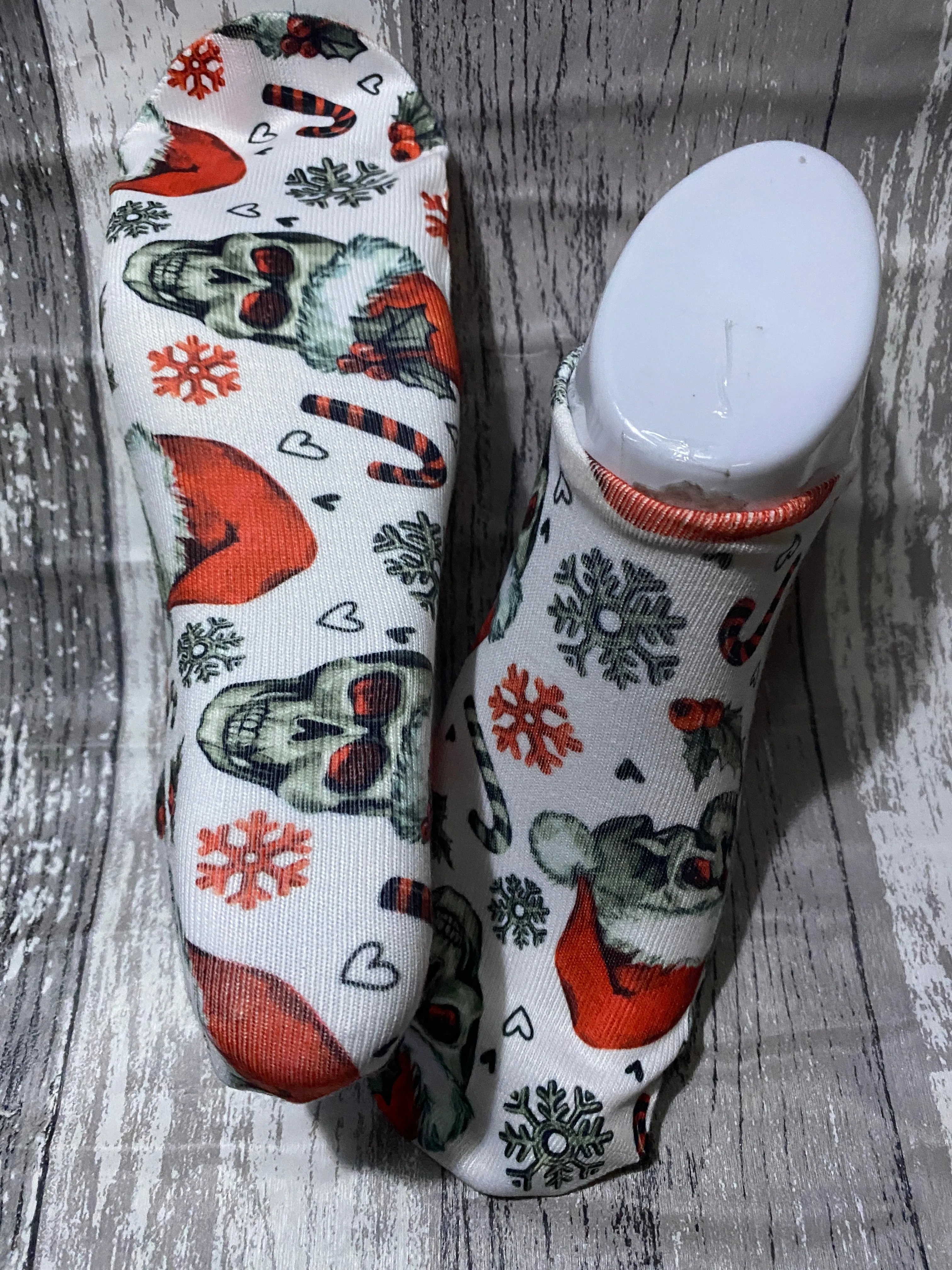 Christmas candy cane skulls no show socks